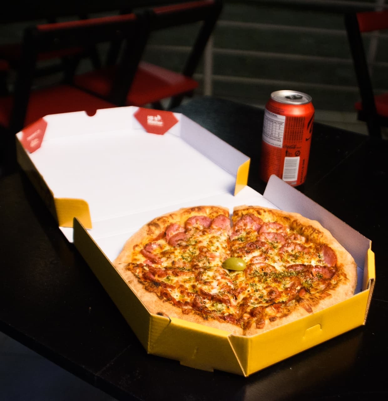 Pizza DiVéro na caixa de entrega