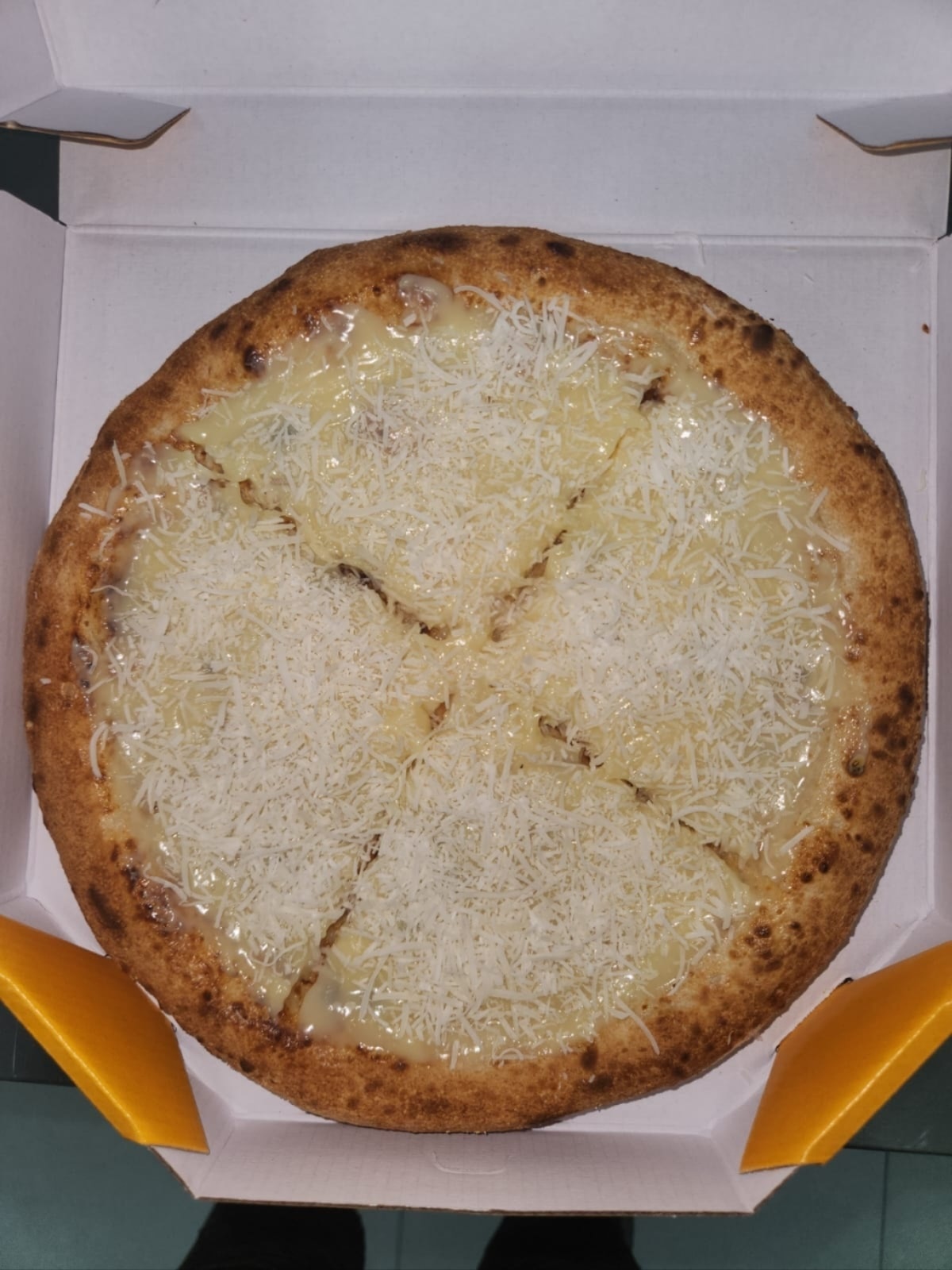Pizza Calabresa DiVéro — Calabresa fatiada, cebola e mussarela